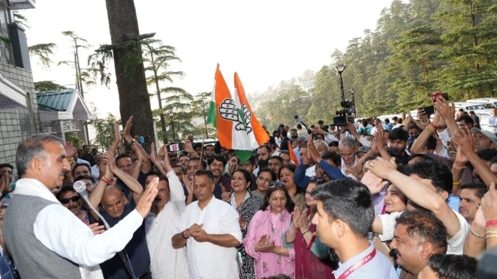 Congress workers reached Oak Over with drums and celebrated with CM Sukhu HIMACHAL HEADLINES