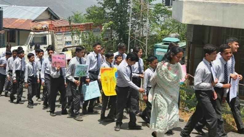 The children of Truhigh School gave the message of environment by taking out a rally The children of Truhigh School gave the message of environment by taking out a rally HIMACHAL HEADLINES