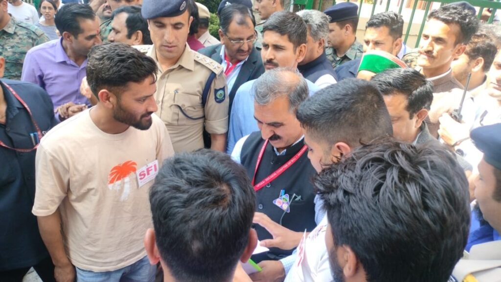 SFI submitted a memorandum regarding student demands to CM Sukhu HIMACHAL HEADLINES