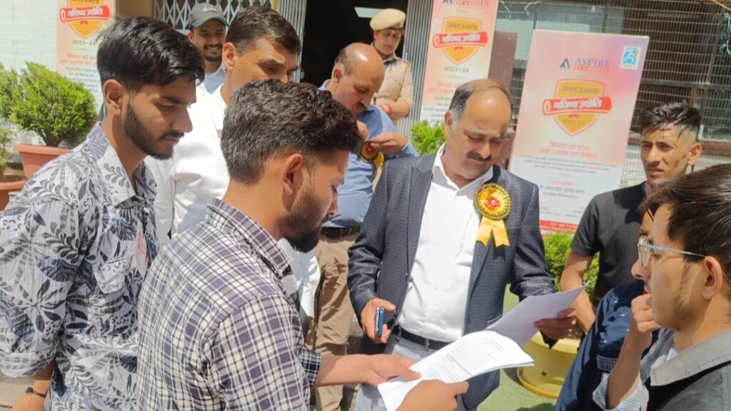 SFI Himachal Pradesh University unit submitted a memorandum to the Director of Education HIMACHAL HEADLINES