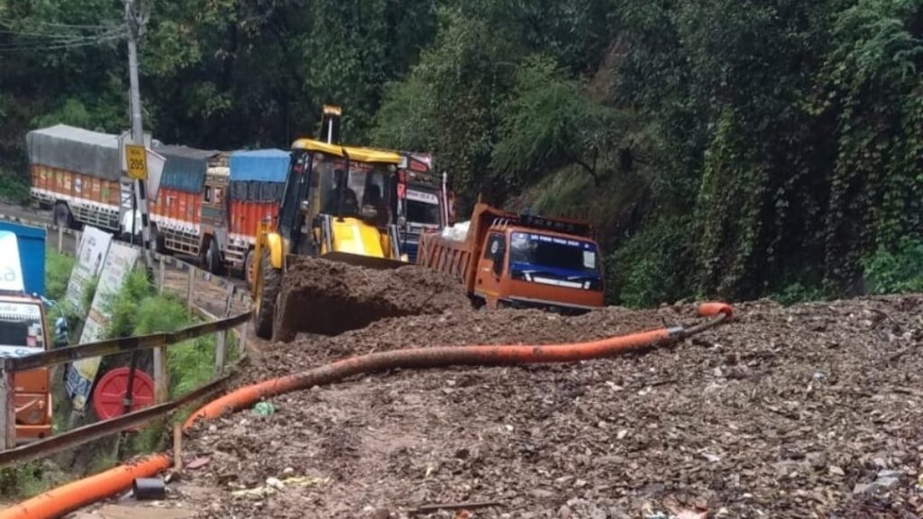 Heavy Rainfall Disrupts 115 Roads and 212 Power Transformers, Orange Alert Issued for Two Days in Himachal HIMACHAL HEADLINES