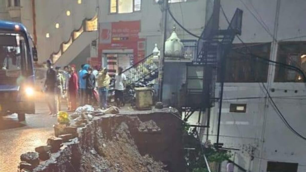 District Magistrate inspects landslide incident near old bus stand Gurdwara in Shimla District Magistrate inspects landslide incident near old bus stand Gurdwara in Shimla HIMACHAL HEADLINES
