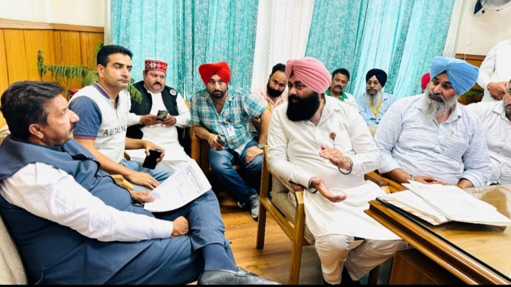 Himachal and Punjab taxi union operators met Mukesh Agnihotri for swift redressal of issues faced by them HIMACHAL HEADLINES