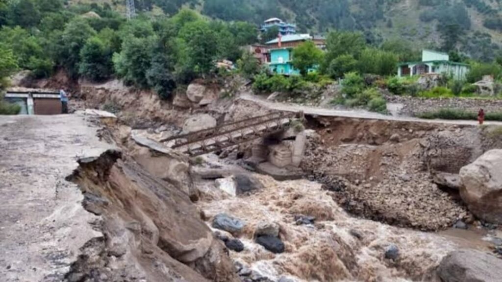 Cloudburst and heavy rains cause destruction in Himachal Cloudburst and heavy rains cause destruction in Himachal HIMACHAL HEADLINES