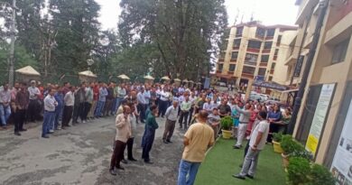 Himachal Pradesh University Non-Teaching Employees Begin Protests Over Pending Demands HIMACHAL HEADLINES