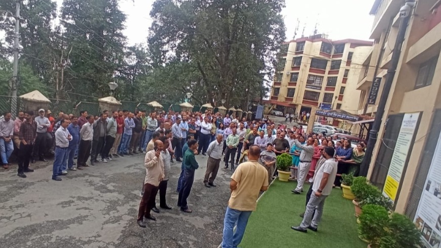 Himachal Pradesh University Non-Teaching Employees Begin Protests Over Pending Demands Himachal Pradesh University Non-Teaching Employees Begin Protests Over Pending Demands HIMACHAL HEADLINES