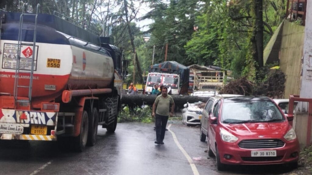 Heavy rain causes traffic disruptions and landslides in suburbs of Shimla Heavy rain causes traffic disruptions and landslides in suburbs of Shimla HIMACHAL HEADLINES
