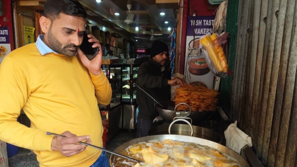 Everyone is a fan of Yash Bhai's delicious and crispy jalebi and samosas in Rajgar Everyone is a fan of Yash Bhai's delicious and crispy jalebi and samosas in Rajgar HIMACHAL HEADLINES