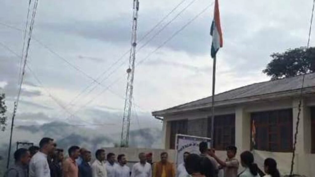 Tehsildar Narayan Singh Parmar hoisted the flag in Junga HIMACHAL HEADLINES