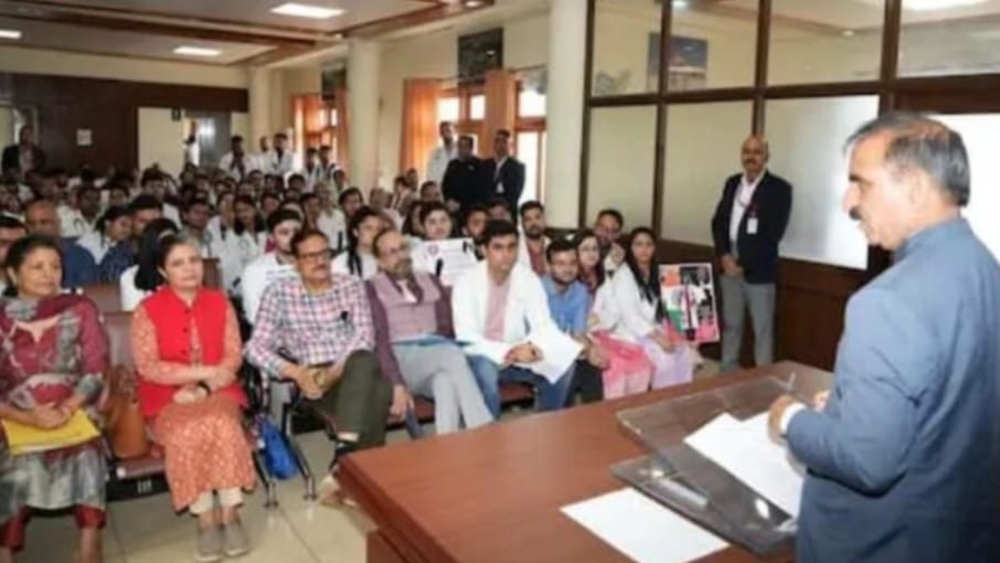 Resident Doctors End 8-Day Strike, Return to Work Following Assurance from CM Sukhu Resident Doctors End 8-Day Strike, Return to Work Following Assurance from CM Sukhu HIMACHAL HEADLINES