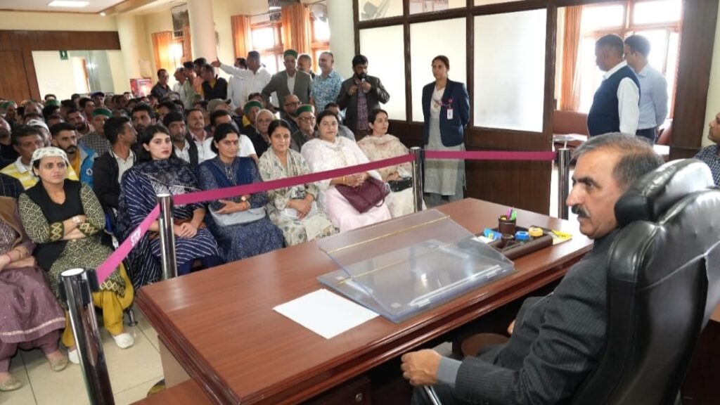 A delegation of Himachal Seb Utpadak Sangh met Sukhu HIMACHAL HEADLINES