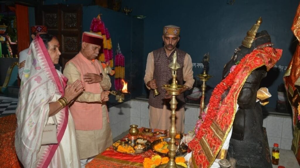 Governor Shukla offers prayers at Sankat Mochan Temple HIMACHAL HEADLINES