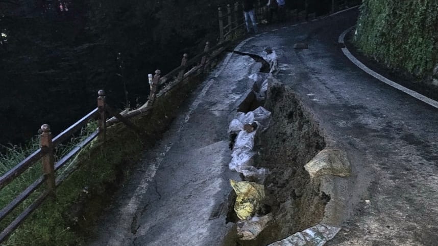 Traffic has been blocked due to a road sinking near Machhi Wali Kothi in Shimla HIMACHAL HEADLINES