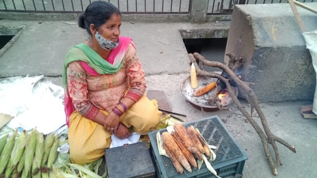 Tourists enjoying the taste of corn cobs Tourists enjoying the taste of corn cobs HIMACHAL HEADLINES