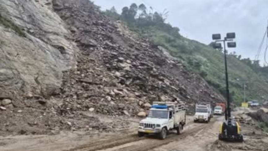 Heavy rains disrupt Himachal, more than 60 roads blocked HIMACHAL HEADLINES