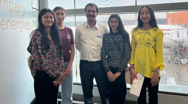 Girls securing first position in classes 6th to 12th of GSSS, Cheyog enjoyed free air travel HIMACHAL HEADLINES