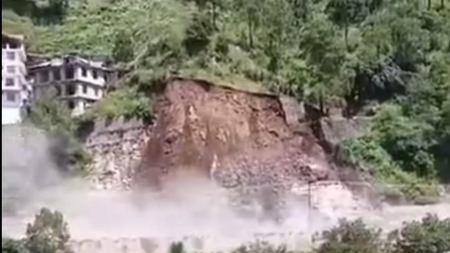 Landslide Disrupts Kalka-Shimla Highway, Raises Safety Concerns Landslide Disrupts Kalka-Shimla Highway, Raises Safety Concerns HIMACHAL HEADLINES