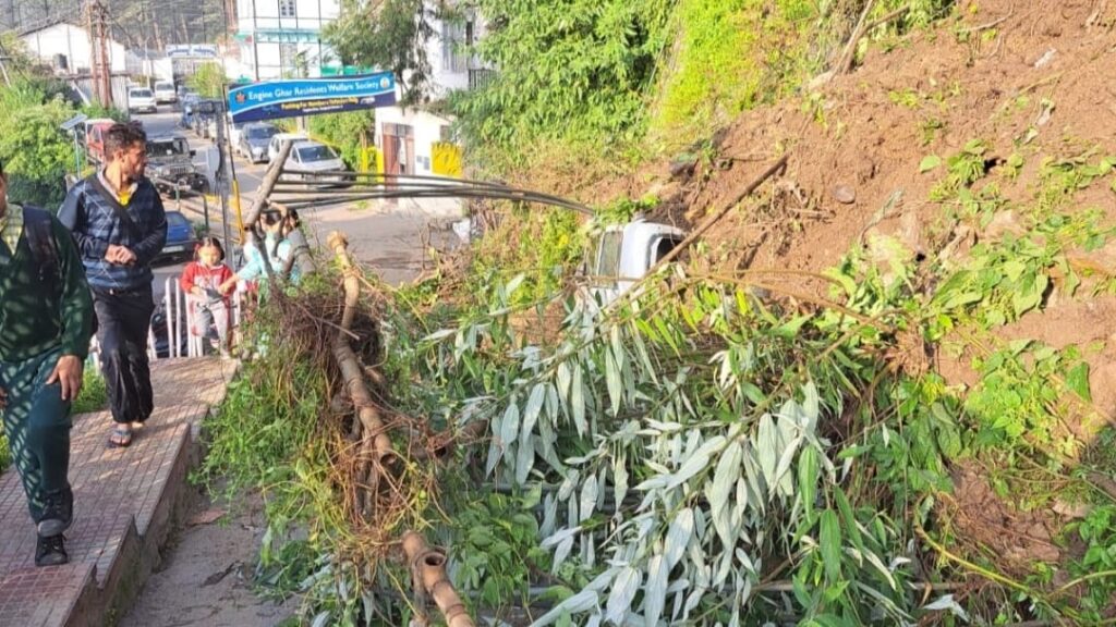 Landslide in Sanjauli's Engine Ghar buries two vehicles, water supply disrupted Landslide in Sanjauli's Engine Ghar buries two vehicles, water supply disrupted HIMACHAL HEADLINES