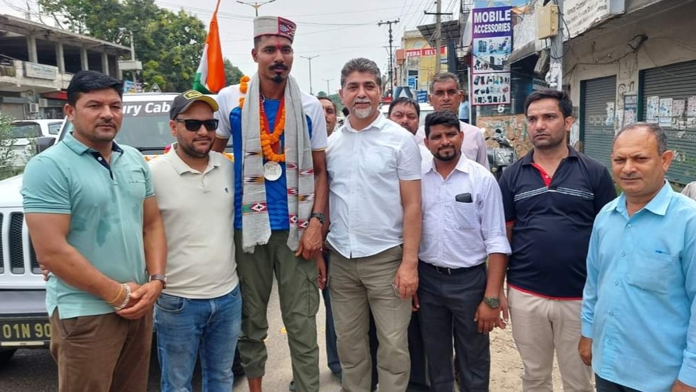 Warm welcome to star para athlete Nishad on reaching Una HIMACHAL HEADLINES