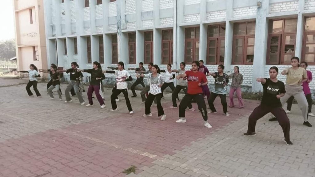 Free training camp organized at Una College to teach girls self defence tricks under the Samarthya program Free training camp organized at Una College to teach girls self defence tricks under the Samarthya program HIMACHAL HEADLINES