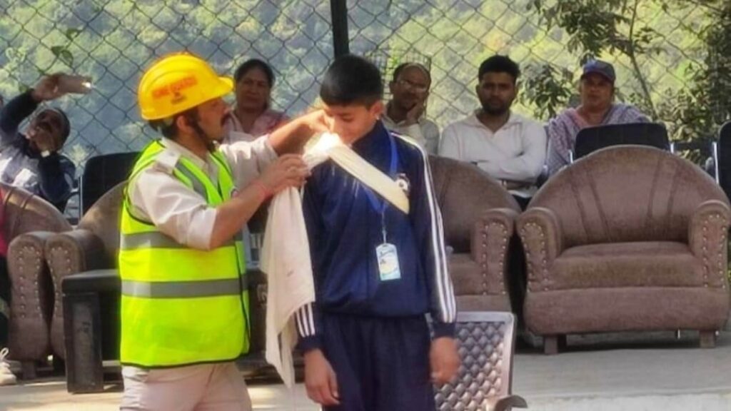 Volunteers of Dadgi School learnt the tricks to avoid disaster HIMACHAL HEADLINES