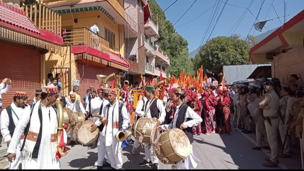 Protest against the Waqf Board by performing Kulluvi Nati in Kullu Protest against the Waqf Board by performing Kulluvi Nati in Kullu HIMACHAL HEADLINES