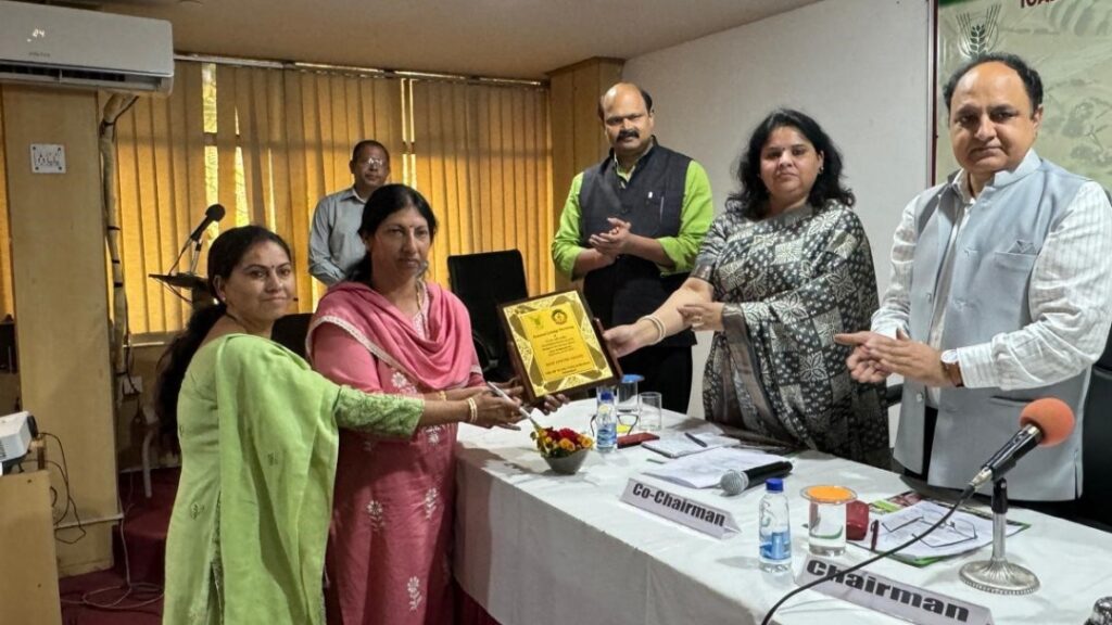 Nauni's Honeybee Center bags Best Centre Award  HIMACHAL HEADLINES