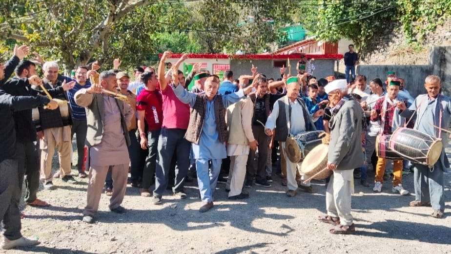 People dancing in Peeran Mela on a play called Munjare Jogi Jawana People dancing in Peeran Mela on a play called Munjare Jogi Jawana HIMACHAL HEADLINES