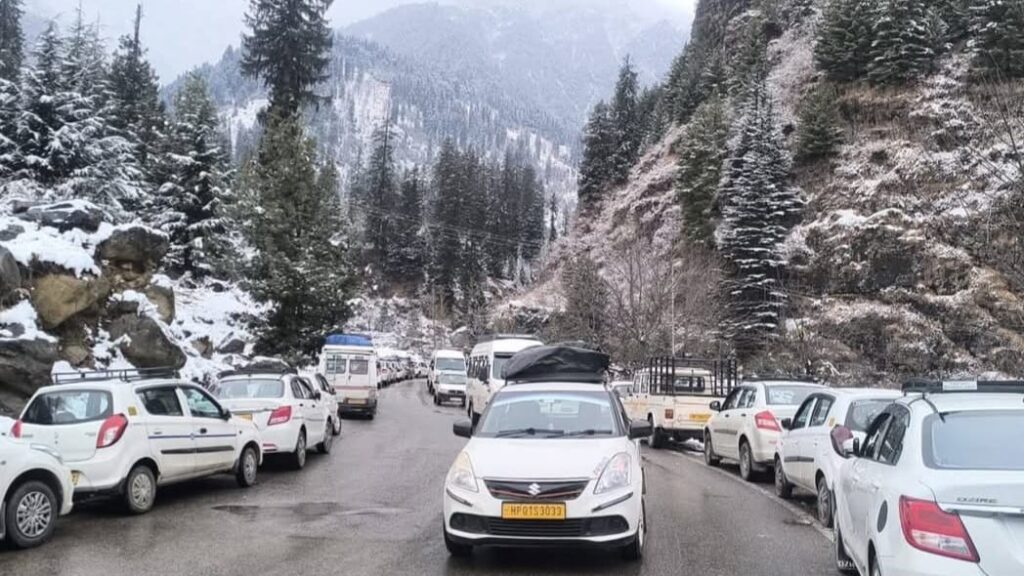Snowfall Strands Hundreds Near Atal Tunnel, Massive Rescue Operation Underway HIMACHAL HEADLINES