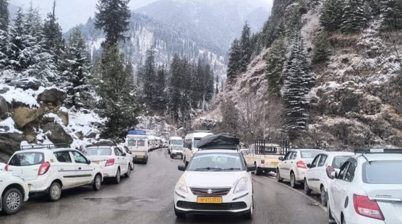Snowfall Strands Hundreds Near Atal Tunnel, Massive Rescue Operation Underway Snowfall Strands Hundreds Near Atal Tunnel, Massive Rescue Operation Underway HIMACHAL HEADLINES