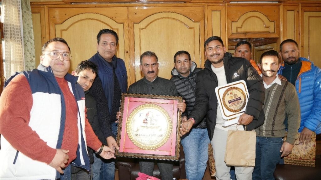 Billing Paragliding Association felicitates CM Sukhu Billing Paragliding Association felicitates CM Sukhu HIMACHAL HEADLINES