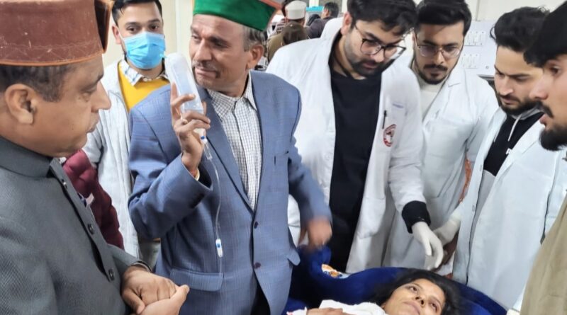 Jairam Thakur checked on the condition of passangers injured in the Ani bus accident at IGMC HIMACHAL HEADLINES