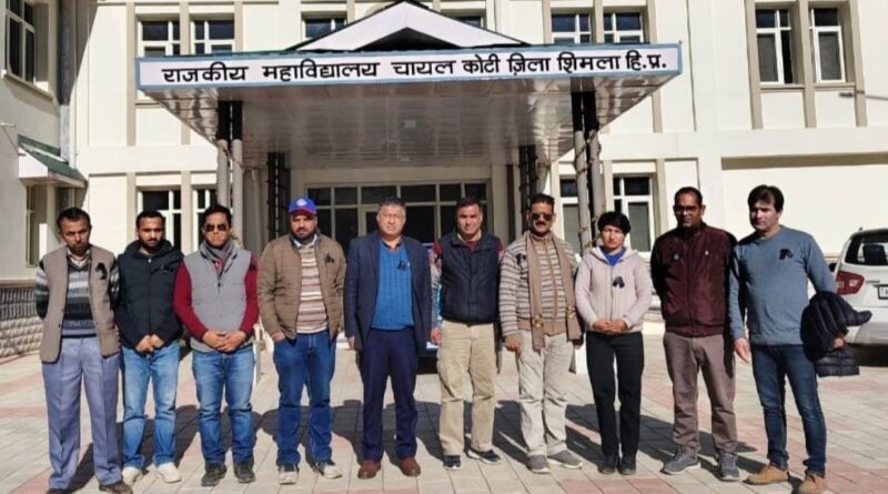 Koti College professors wore black badges in protest against the employee appointment bill Koti College professors wore black badges in protest against the employee appointment bill HIMACHAL HEADLINES
