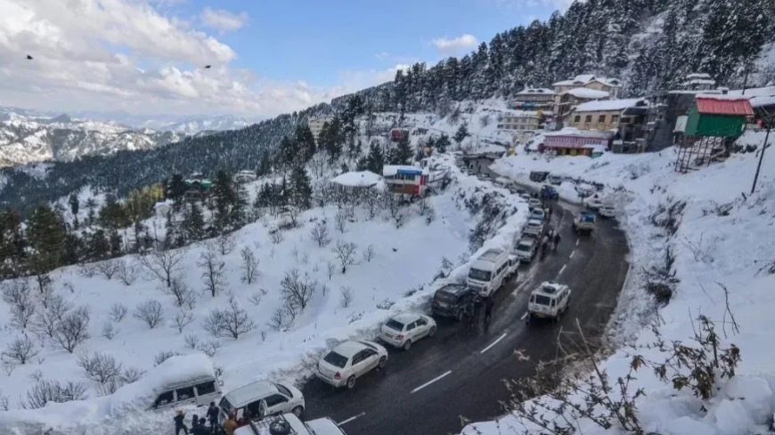 Himachal hit by heavy snowfall and rain, causing widespread disruption, 5 cm rainfall in Kufri Himachal hit by heavy snowfall and rain, causing widespread disruption, 5 cm rainfall in Kufri HIMACHAL HEADLINES