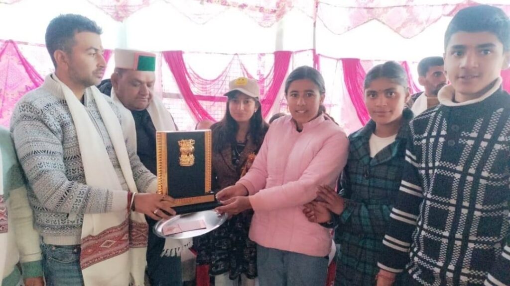 Cheekhar School wins general knowledge competition Cheekhar School wins general knowledge competition HIMACHAL HEADLINES