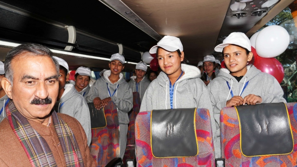 Sukhu flags-off tour for orphaned children under Sukh Aashray Yojana Sukhu flags-off tour for orphaned children under Sukh Aashray Yojana HIMACHAL HEADLINES