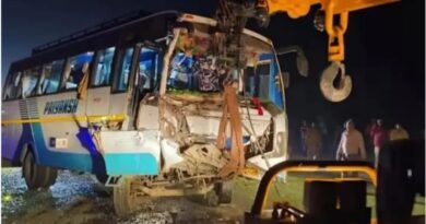 Devotees' Journey to Maha Kumbh Mela Turns Tragic: Bus Collision in UP Leaves 32 Injured Devotees' Journey to Maha Kumbh Mela Turns Tragic: Bus Collision in UP Leaves 32 Injured HIMACHAL HEADLINES