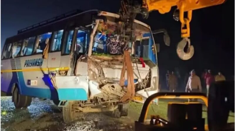 Devotees' Journey to Maha Kumbh Mela Turns Tragic: Bus Collision in UP Leaves 32 Injured Devotees' Journey to Maha Kumbh Mela Turns Tragic: Bus Collision in UP Leaves 32 Injured HIMACHAL HEADLINES