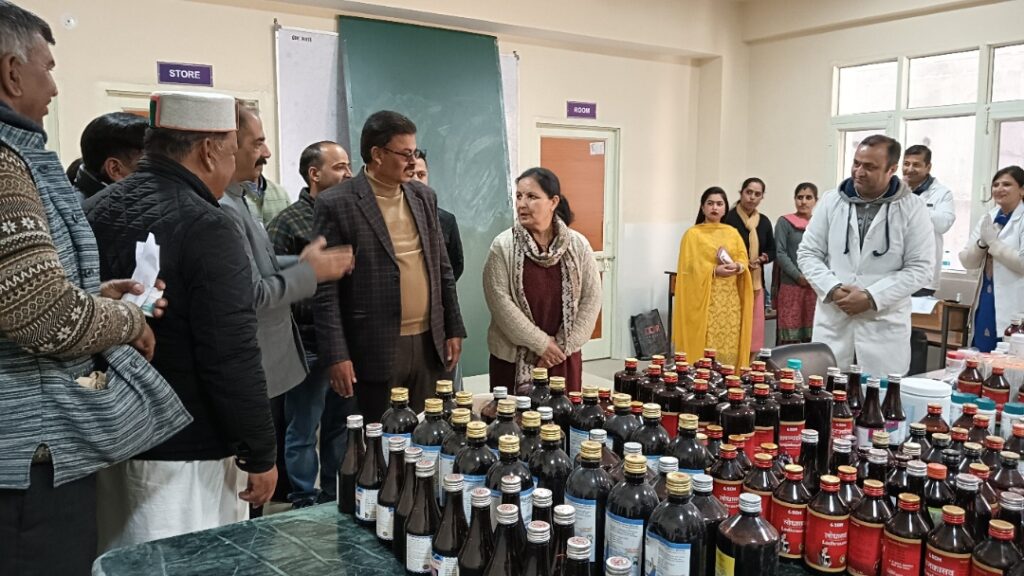 Health of 215 patients was checked in the medical camp HIMACHAL HEADLINES