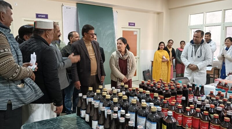 Health of 215 patients was checked in the medical camp Health of 215 patients was checked in the medical camp HIMACHAL HEADLINES