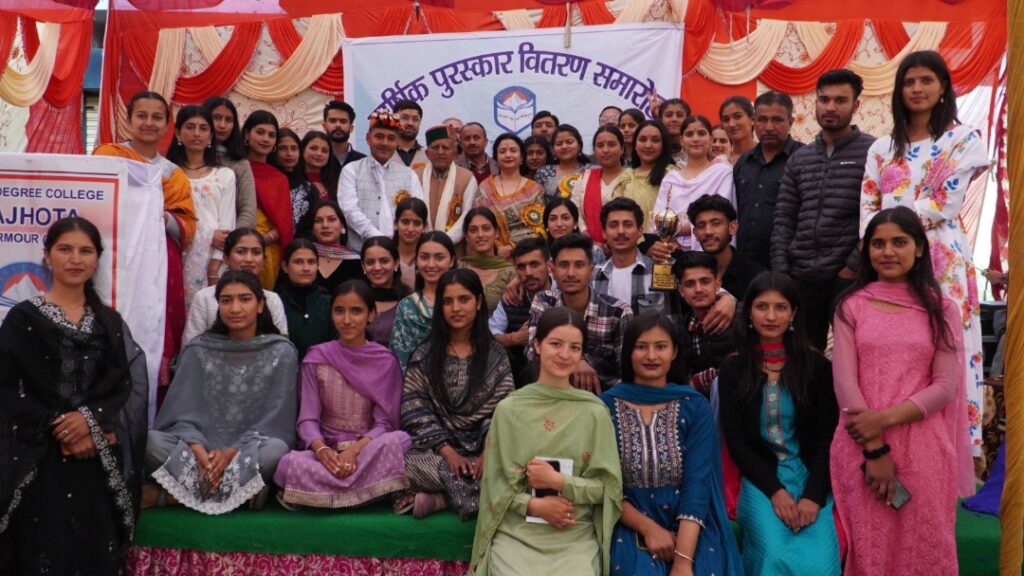 Government College Pazhouta honours meritorious students Government College Pazhouta honours meritorious students HIMACHAL HEADLINES