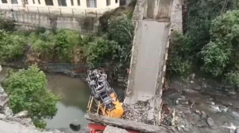 Bridge Collapse in Banjar on NH 305 : Community Comes Together HIMACHAL HEADLINES