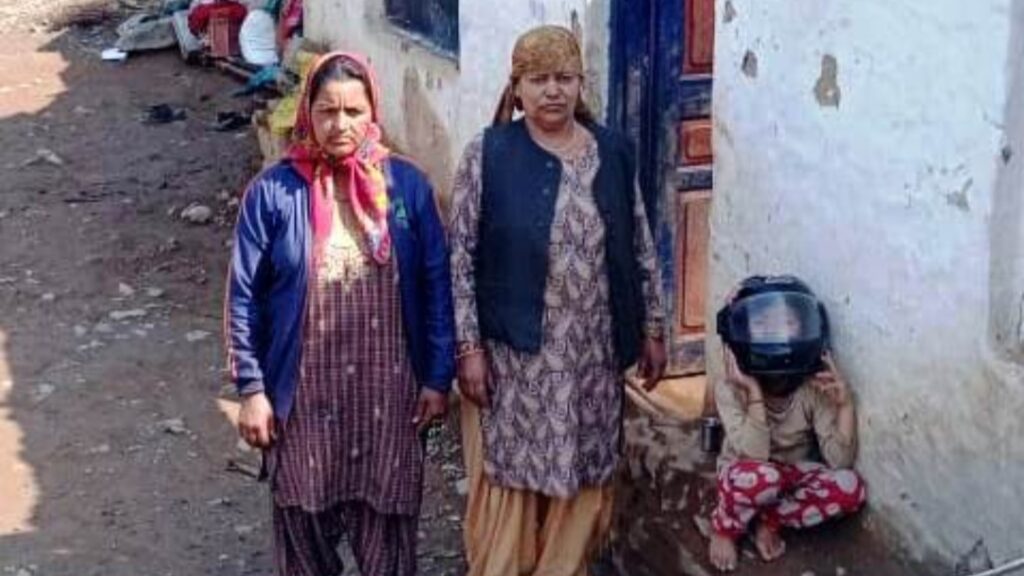 The roof of Punni Devi's house was blown away by strong winds - havoc was created in the middle of the night HIMACHAL HEADLINES