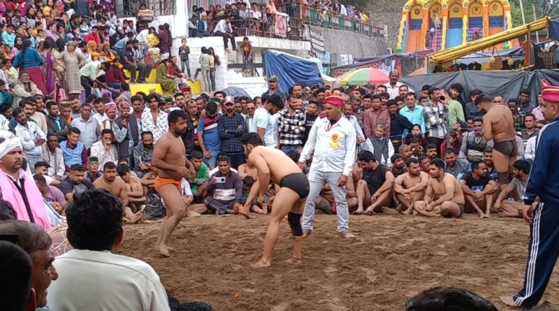 Delhi wrestler Rohit won the big and Maryog's Bir Singh won the small bout HIMACHAL HEADLINES