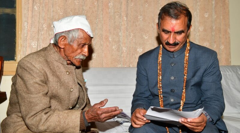 CM releases book of 90 year old social worker Hari Singh Rana HIMACHAL HEADLINES