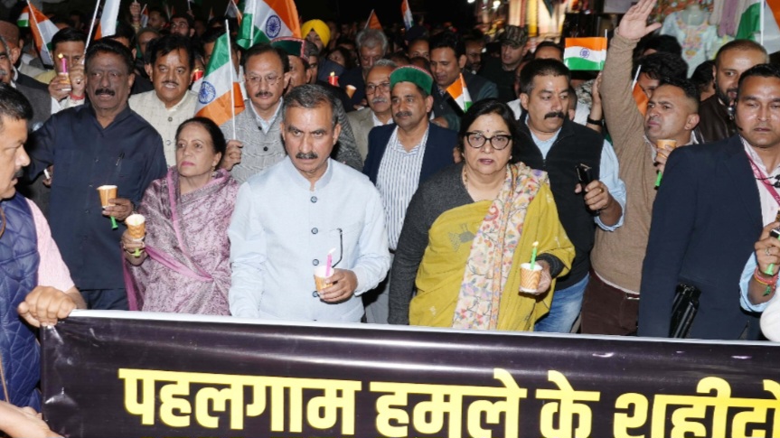 CM Sukhu participated in candlelight march for the protest against Pahalgam Terror attack CM Sukhu participated in candlelight march for the protest against Pahalgam Terror attack HIMACHAL HEADLINES