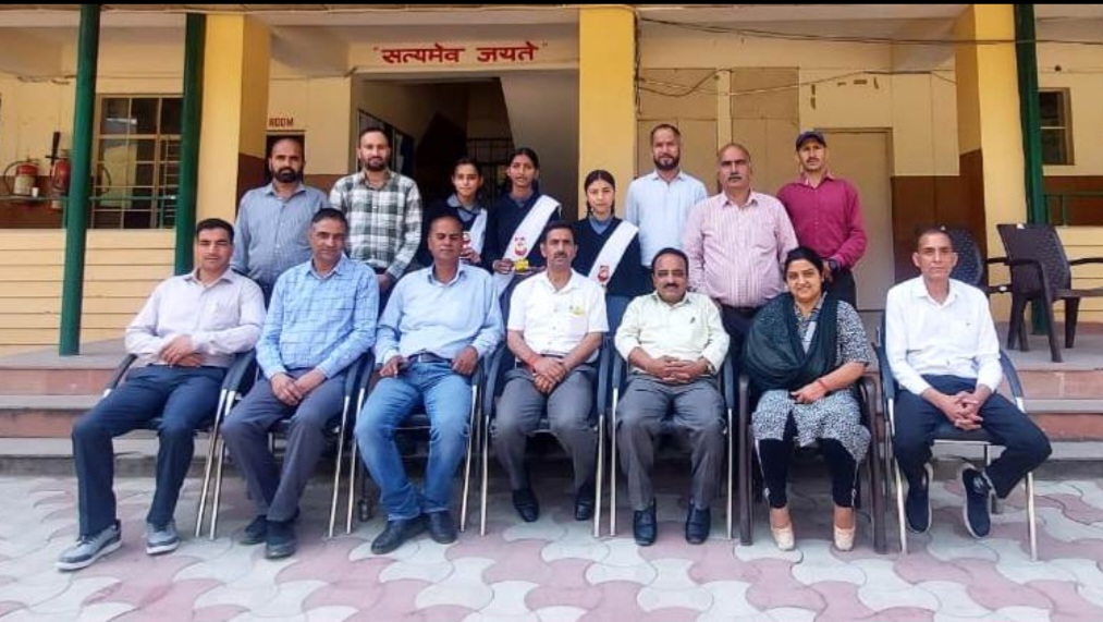Brilliant students who scored best in 10th class examination were felicitated HIMACHAL HEADLINES