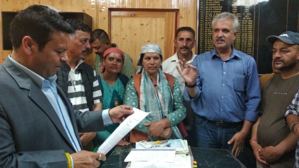 Left oriented farm organization protest against forced eviction of farmers HIMACHAL HEADLINES