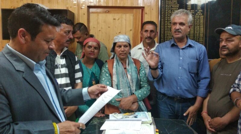 Left oriented farm organization protest against forced eviction of farmers HIMACHAL HEADLINES