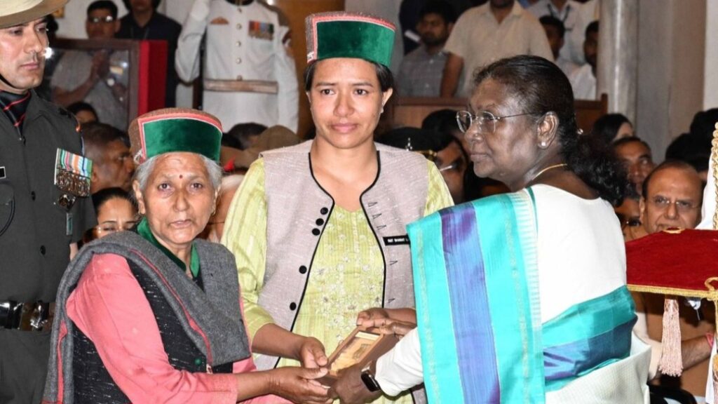 CM Sukhu offers tributes to the martyrs awarded Kirti Chakra and Shaurya Chakra CM Sukhu offers tributes to the martyrs awarded Kirti Chakra and Shaurya Chakra HIMACHAL HEADLINES